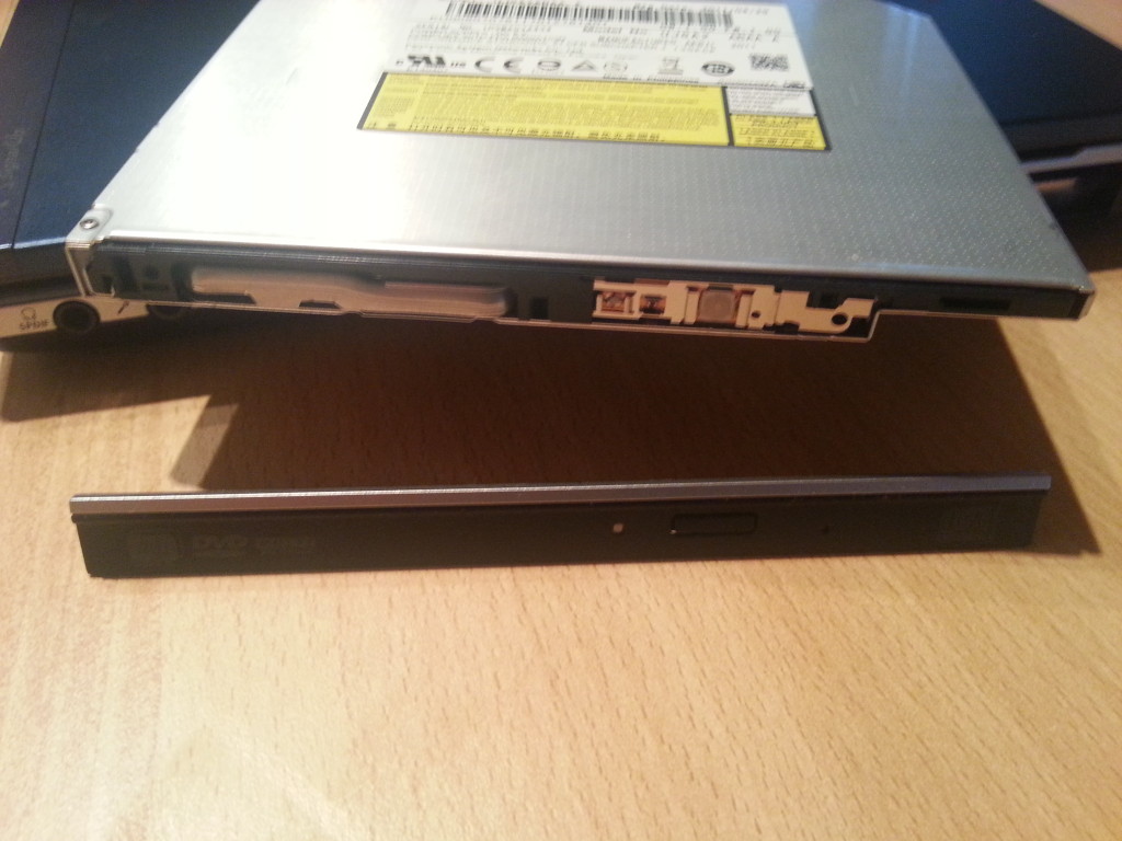 HDD Adapter | Blende vorsichtig abbauen