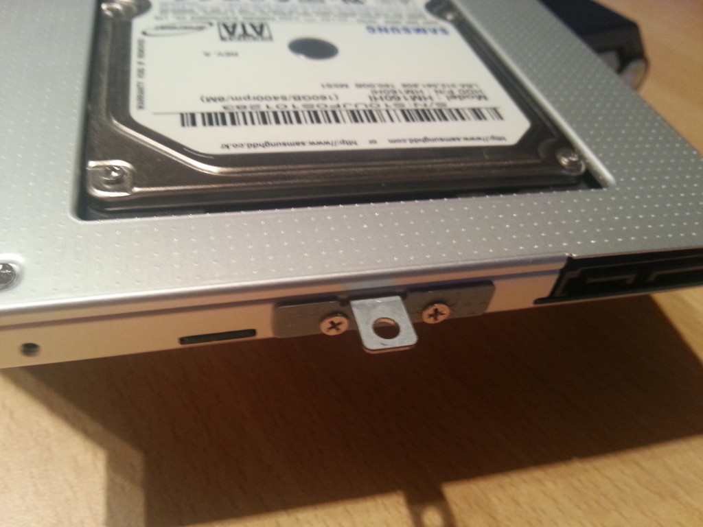 HDD Adapter | Festplatte eingebaut und Schraubenaufnahme befestigt