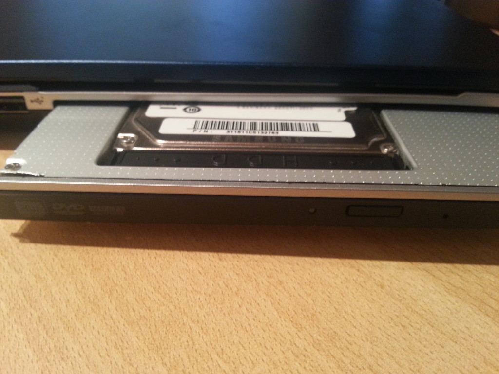 HDD Adapter | Blende befestigen und Laufwerk einbauen