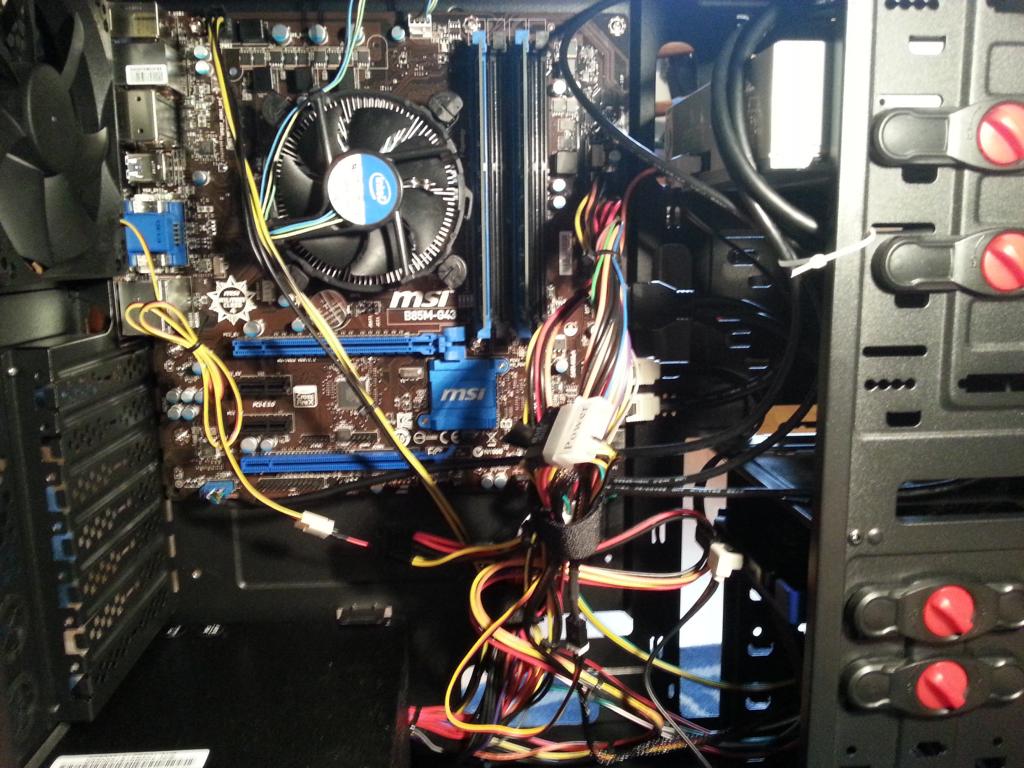 Haswell PC selber bauen | alle Kabel angeschlossen