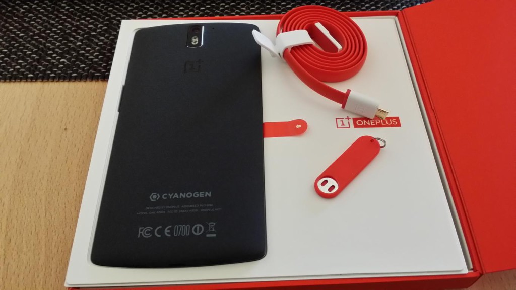 OnePlus One | Rückansicht mit USB-Kabel und SIM-Karten Öffner