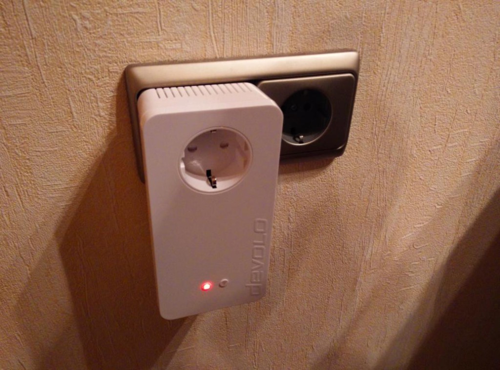 Devolo dLAN 1200+ WiFi ac Adapter | WLAN-Erweiterung und integrierte Steckdose
