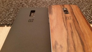 OnePlus Two StyleSwap Rückseite mit Sandstone Black und Rosewood